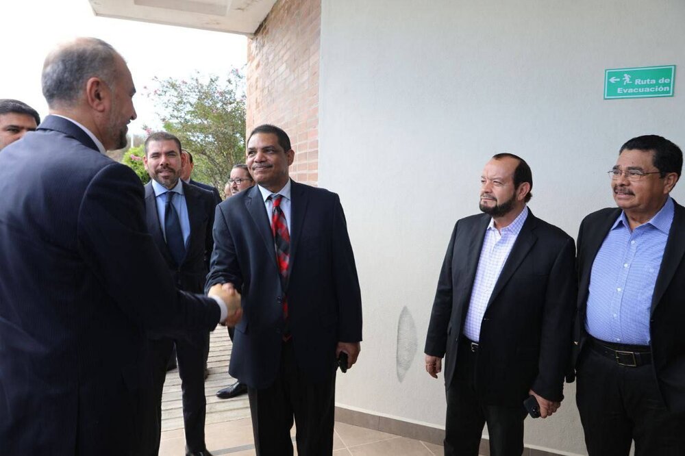 بازدید وزیر خارجه کشوزمان از پالایشگاه 