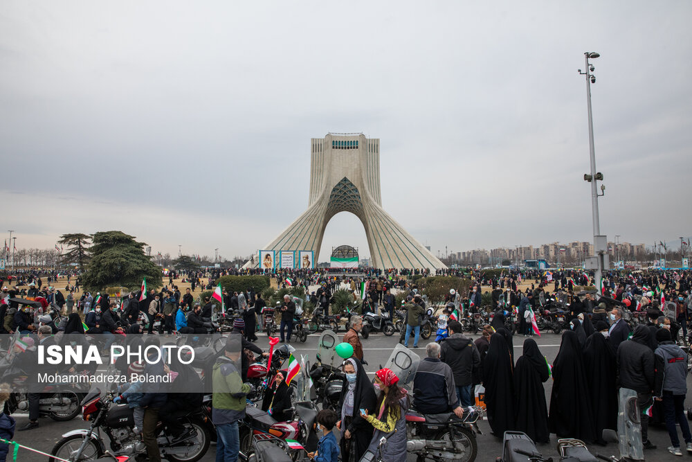 مردم در راهپیمایی ۲۲ بهمن پشیبانی خود از انقلاب را نشان می‌دهند