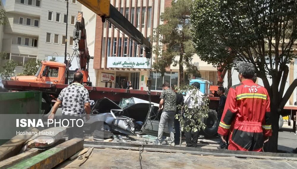 نجات معجزه آسا از زیر تریلی + تصاویر