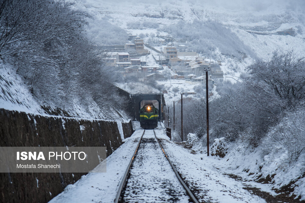 بارش برف در مشهد، خللی در برنامه حرکت قطارها به وجود نیاورده است
