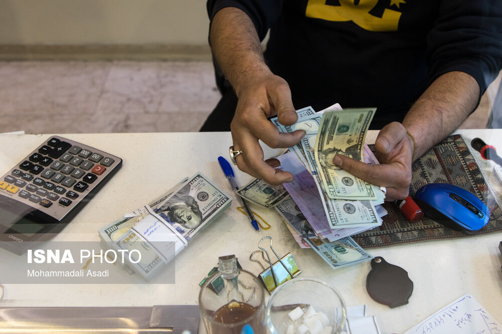 بازار ارز عقب‌نشینی کرد - ایسنا