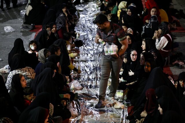 بزرگ‌ ترین سفره افطاری تاریخ یزد پهن شد