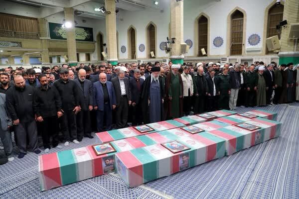 رهبر انقلاب بر پیکر شهید زاهدی و همرزمانش نماز اقامه کردند+ عکس