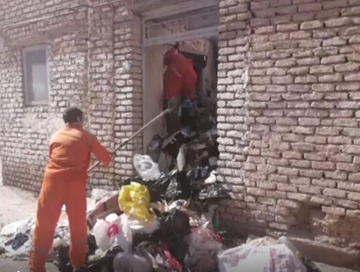 کشف ۸۰ خاور زباله از یک منزل مسکونی در این شهر/ عکس