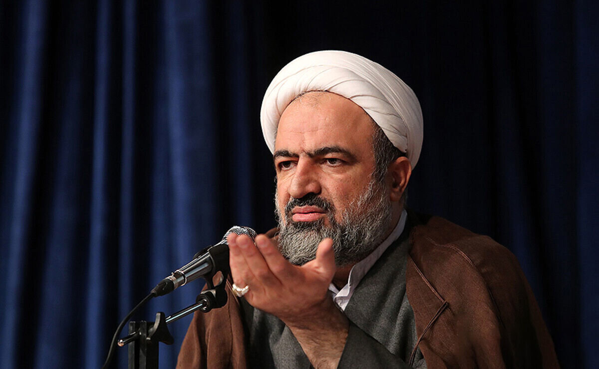 تصویر اسلحه به دست حمید رسایی در دهه ۶۰