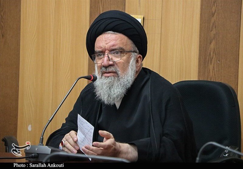 احمد خاتمی: فناوری هسته‌ای و تولید موشک در شهر موشکی ایران خط قرمز ما محسوب می‌شود/رئیس جمهور آمریکا سه روز به منطقه آمد و میلیون‌ها دلار به جیب زد