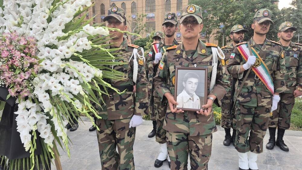شهیدی که بعد از ۳۶ سال شناسایی شد/ تصاویری از مراسم وداع با پیکر شهید ۲۰ ساله دفاع مقدس