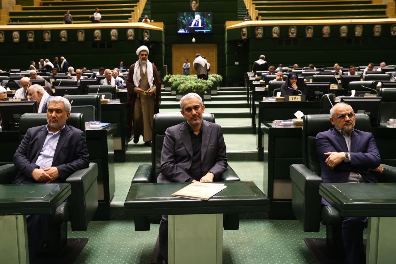 مدنی زاده با رأی اعتماد نمایندگان وزیر اقتصاد شد