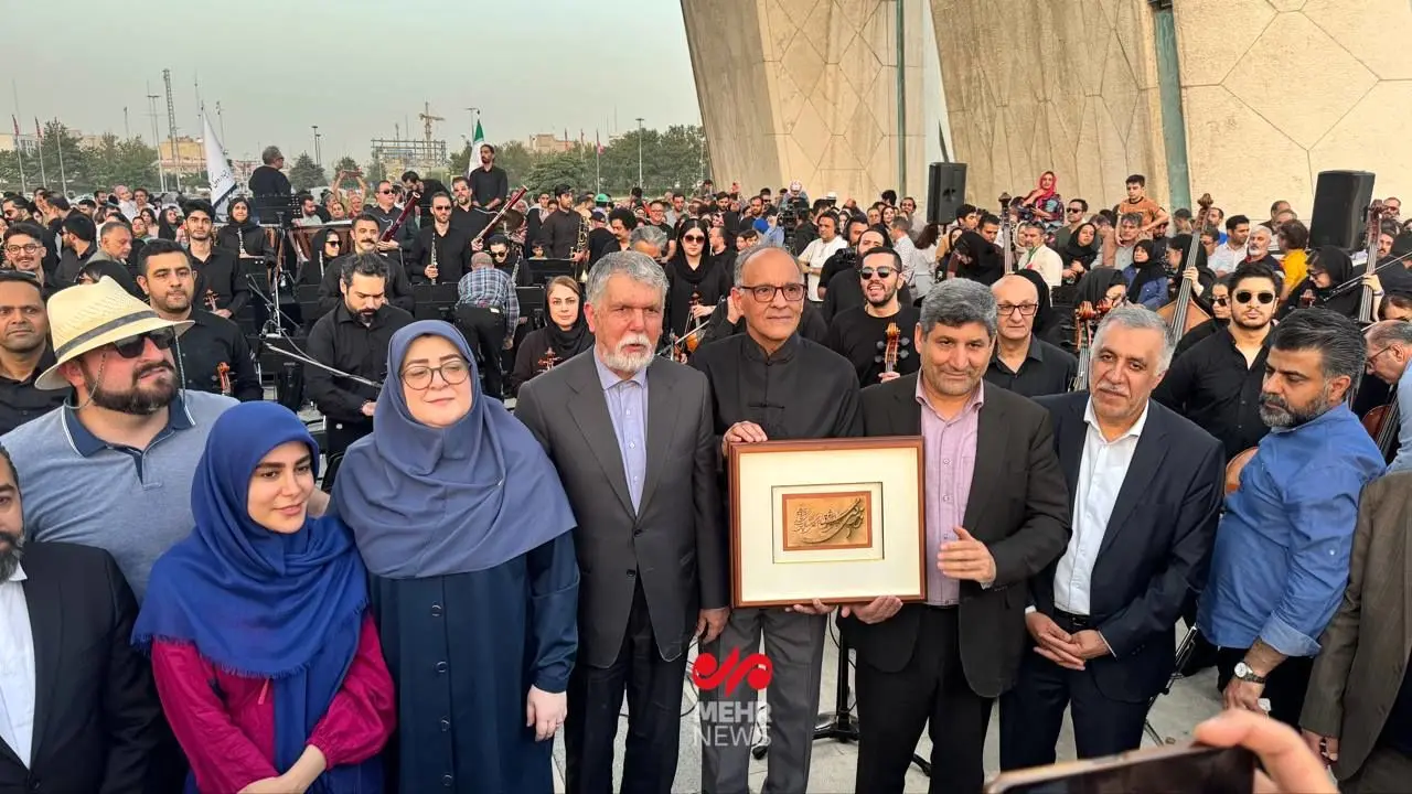 ارکستر سمفونیک تهران برای ایران خواند/ تجلیل از نصیر حیدریان