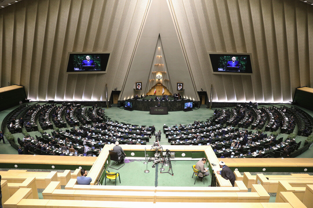 واژه‌های عجیب در تذکر آقای نماینده ؛ جمهوری اسلامی، رابین هود و دن کیشوت نیست/ نماینده تهران چه دیالوگی از شخصیت حاج کاظم فیلم آژانس شیشه ای نقل کرد؟