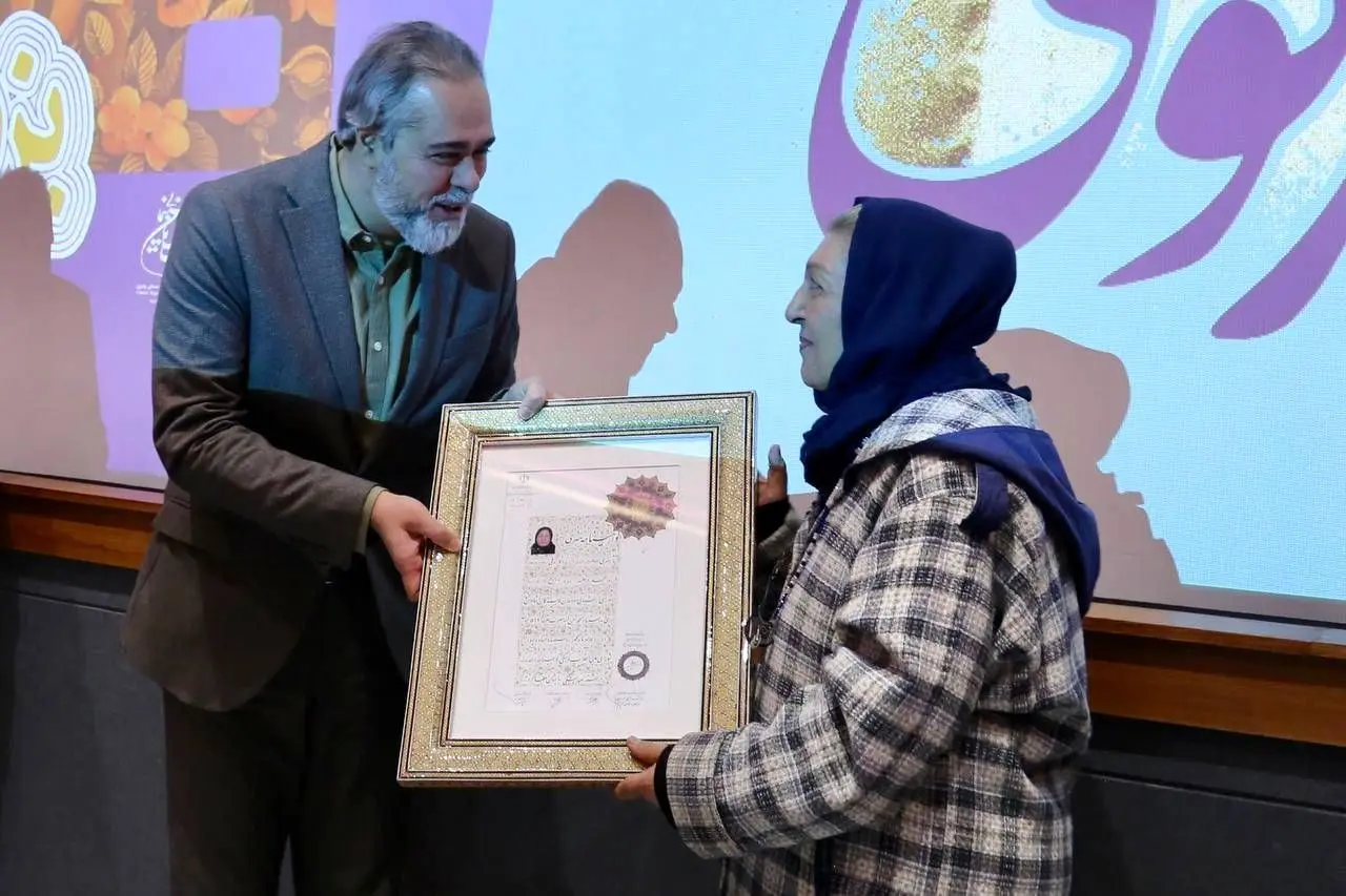 اهدای نشان درجه یک هنری به مینو غزنوی