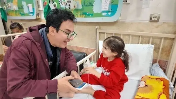 دیدار عموپورنگ با کودکان بیمار و مجروح شده در جنگ