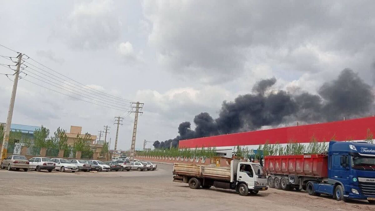 آتش در کارخانه چسب صوفیان؛ ۱۴ مصدوم راهی بیمارستان شدند