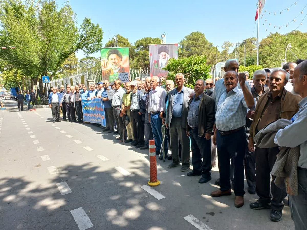 تجمع اعتراضی کارگران راه‌آهن و بازنشستگان فولاد در برخی شهرها