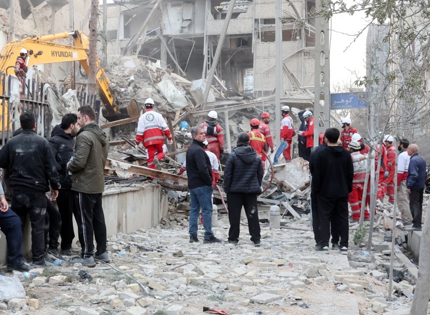 شهردار تهران: در جنگ اخیر در ۶۲۴ نقطه از پایتخت، اصابت داشتیم؛ این عدد در جنگ ۱۲ روزه ۱۴۱ نقطه بود / به ۴۰ هزار و ۳۰۰ واحد مسکونی خسارت وارد شد / ۲۱۰۰ خانوار را در ۴۱ هتل اسکان اضطراری دادیم / به کسانی که اسکان موقت نیاز دارند ۲ میلیارد تومان پول پیش و تا ۴۰ میلیون تومان اجاره می‌دهیم