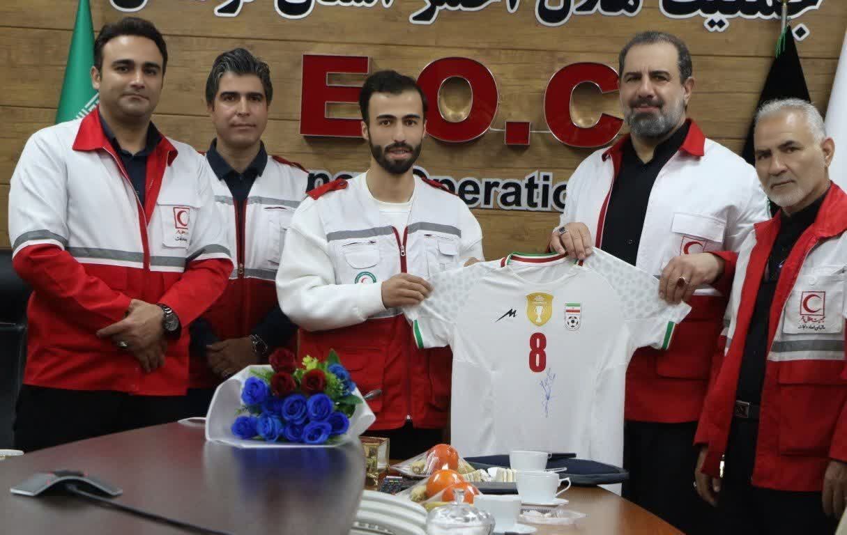 مرد سال فوتسال آسیا در لباس هلال احمر