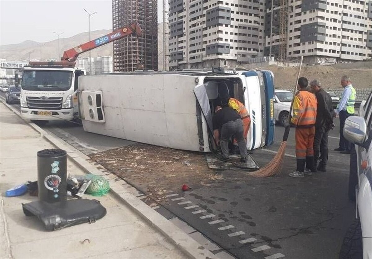 واژگونی مینی‌بوس سرویس کارکنان در تهران همراه با ۱۵ نفر مصدوم