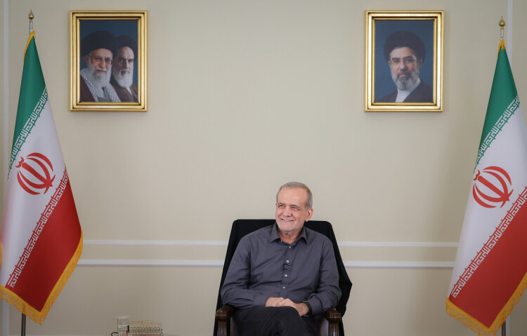 پزشکیان در گفتگوی تلویزیونی: همسایگان ما اجازه ندادند عده‌ای وارد کشور شده و باعث اغتشاش شوند/ مسیر اصلاحات آغاز شده و متوقف نخواهد شد