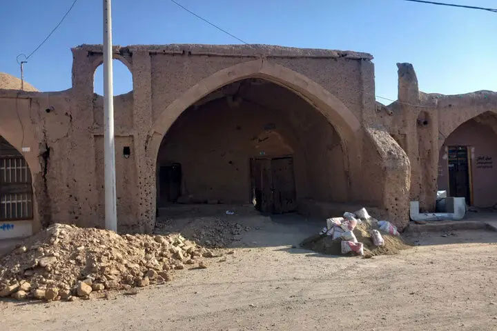 سردر تاریخی کاروانسرای حمام کوهپایه مرمت می‌شود
