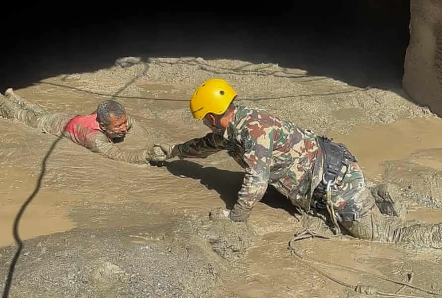 نجات فردی در سیل نپال