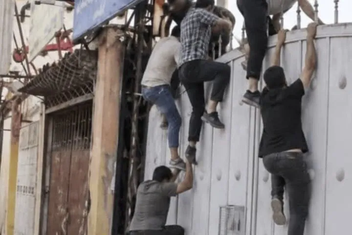 جزئیات فرار تعدادی از معتادان از کمپ ماده ۱۶ در مشهد  / بهزیستی: ۷۰ نفر از معتادان این مرکز ، در ساعت استراحت و هواخوری، ضمن درگیر شدن با نگهبانان کمپ، فرار کرده و متواری شدند /  تا شب گذشته ۶ نفر از این افراد متواری، پیدا و به کمپ بازگردانده شدند