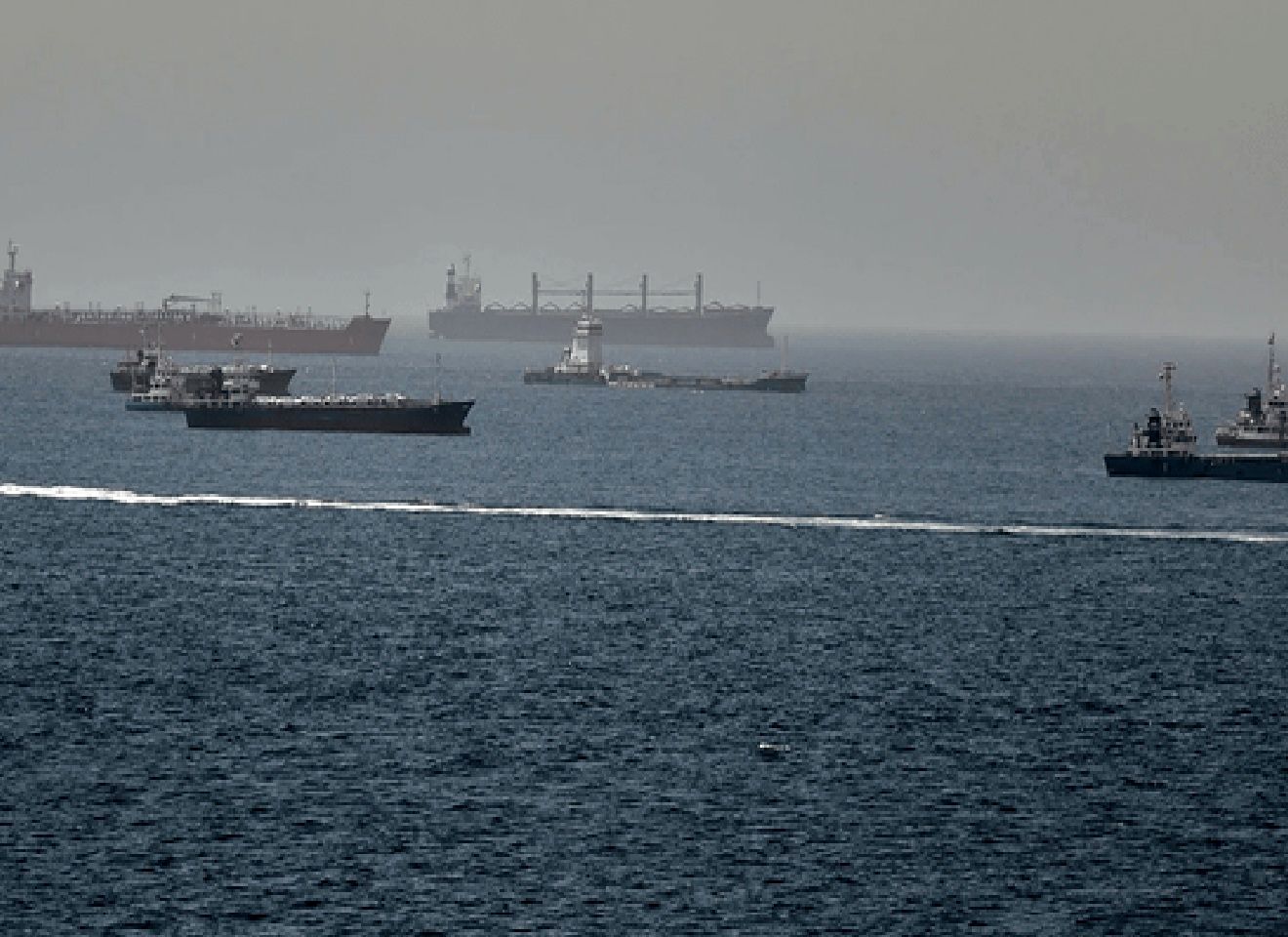یک نفتکش LNG هنگام خروج از تنگه هرمز هدف قرار گرفت