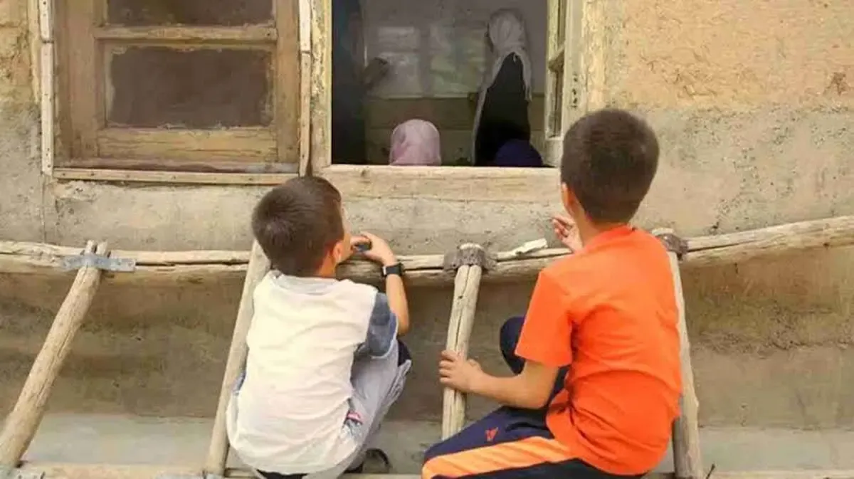 دانش آموز در مدرسه روستایی
