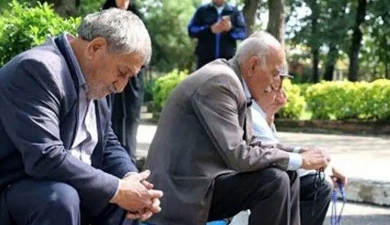 درخواست بازنشستگان از دولت: معوقات به ارزش روز پرداخت شود/ قیمت دلار ۷۲ درصد و طلا ۴۳ درصد در ۵ ماه بالا رفت؛ معوقات بازنشستگان بی‌ارزش شد